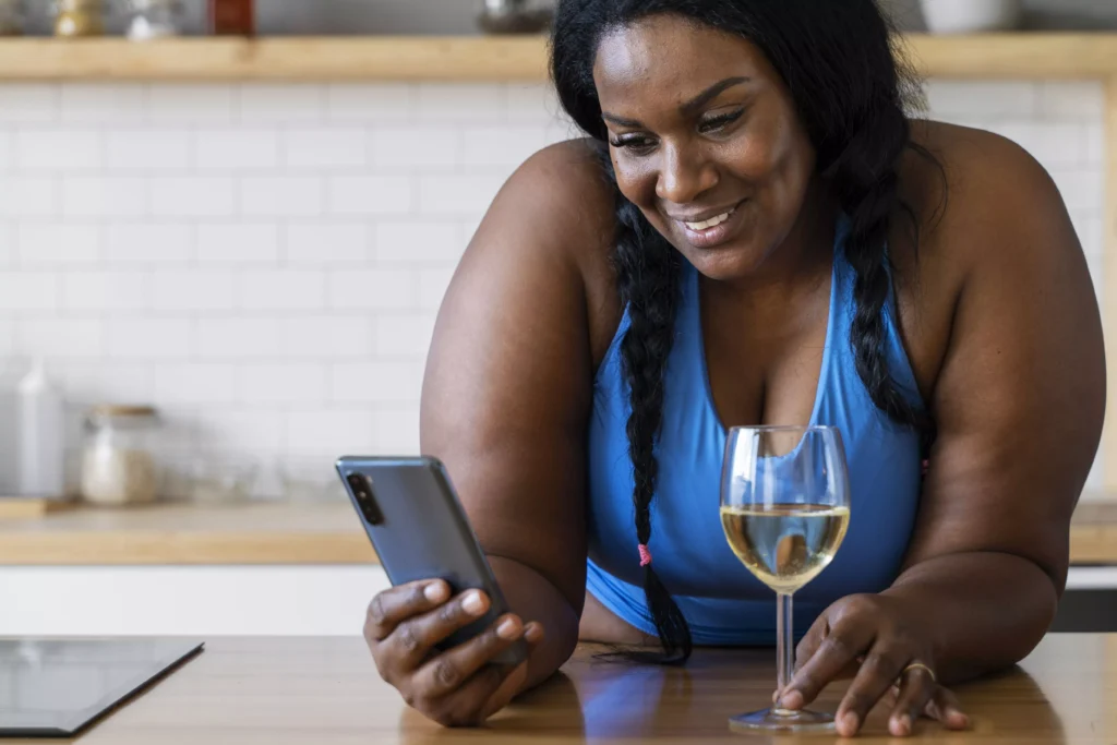 Black-woman-on-dating-apps-for-women-searching-long-term-relationship